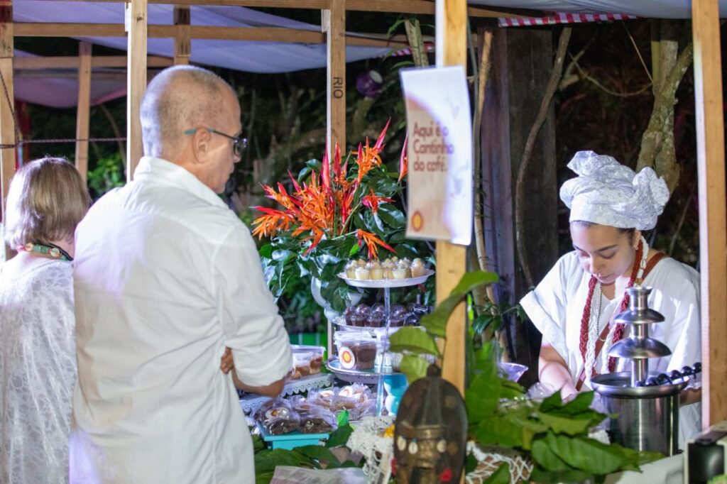 Pessoas participam de evento cultural 'Realeza Maricá 2026' com foco na ancestralidade africana, em Maricá.