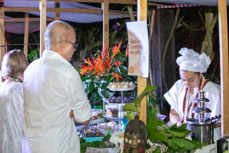 Pessoas participam de evento cultural 'Realeza Maricá 2026' com foco na ancestralidade africana, em Maricá.