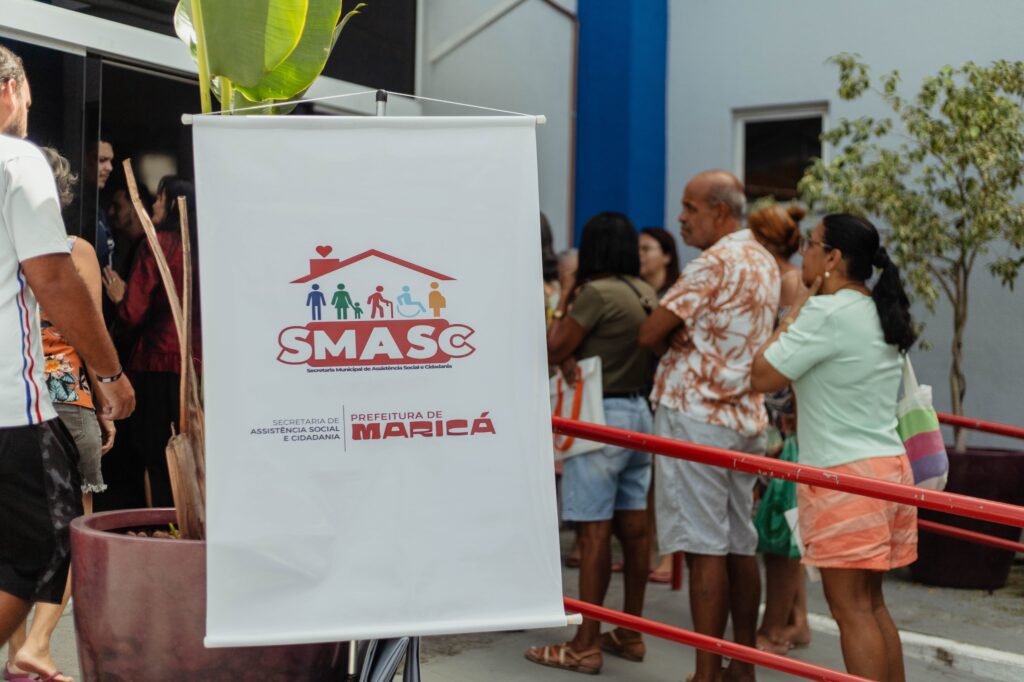Idosos recebem atendimento para emissão de carteira de identidade em mutirão da Prefeitura de Maricá, em Itaipuaçu.