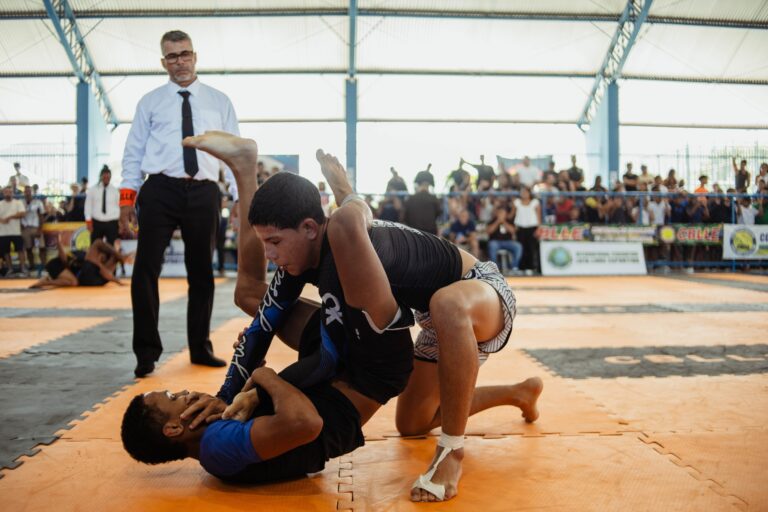 Atletas competem em evento de luta livre esportiva Maricá Grappling 2026 na Arena Itaipuaçu, Maricá.