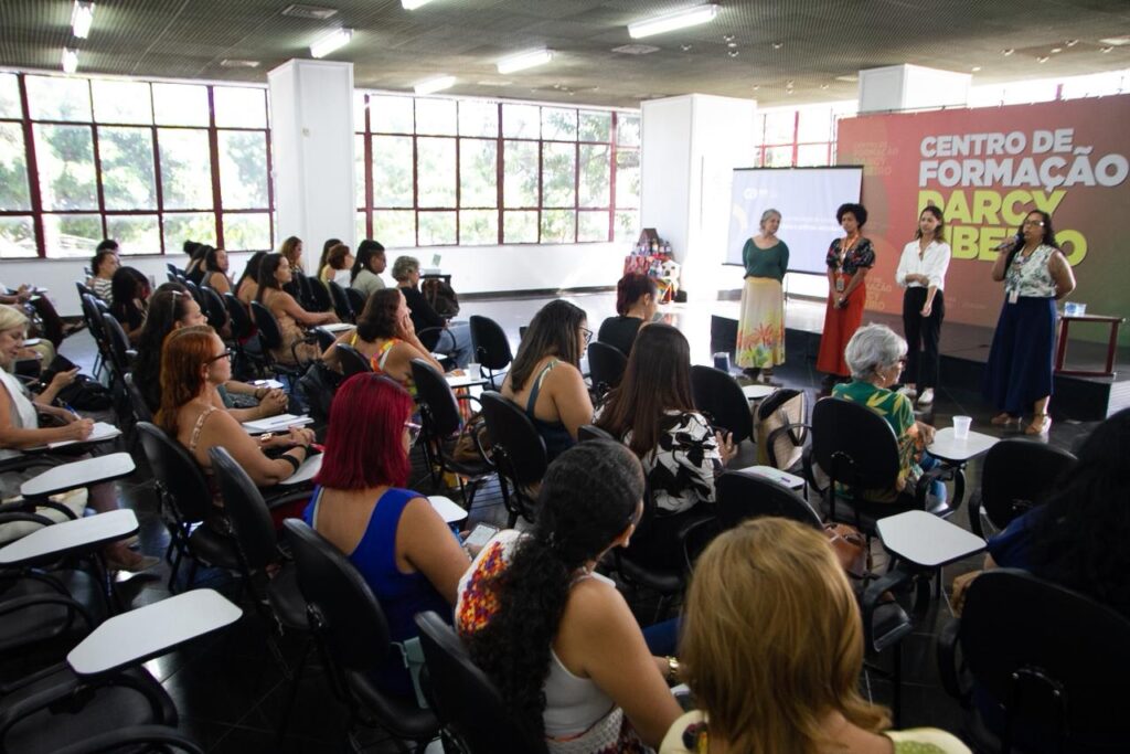 Profissionais da educação de Niterói em treinamento sobre educação inclusiva em sala de aula.