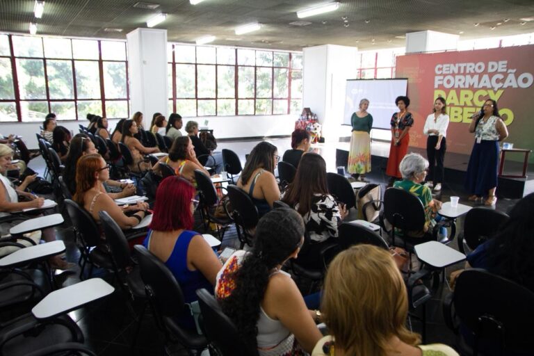 Profissionais da educação de Niterói em treinamento sobre educação inclusiva em sala de aula.
