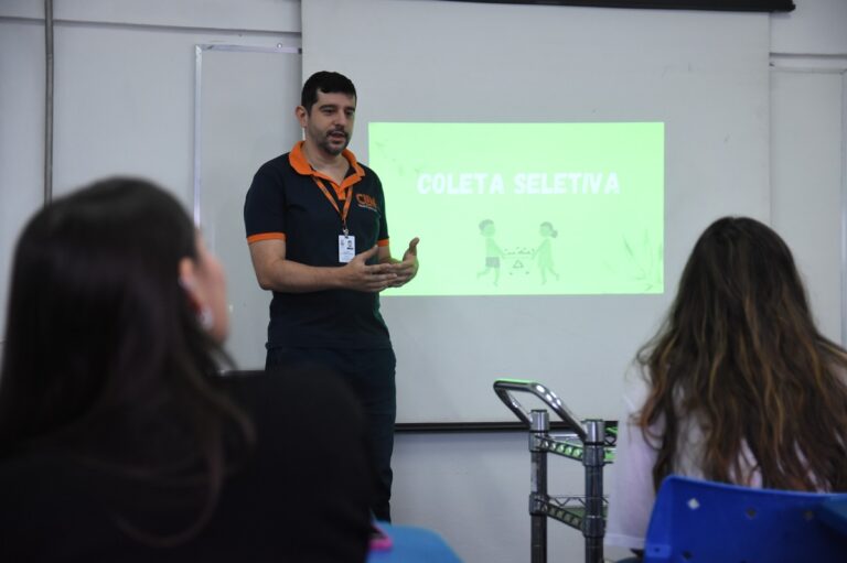 Colaboradores da Clin ministram palestra sobre coleta seletiva para alunos e professores da UFF, em Niterói.
