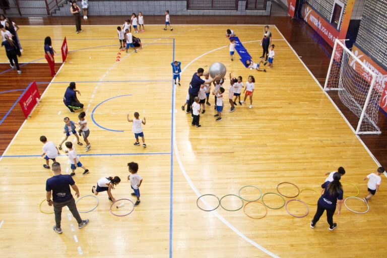 Alunos e professores de Niterói em evento de lançamento de distribuição de materiais esportivos.