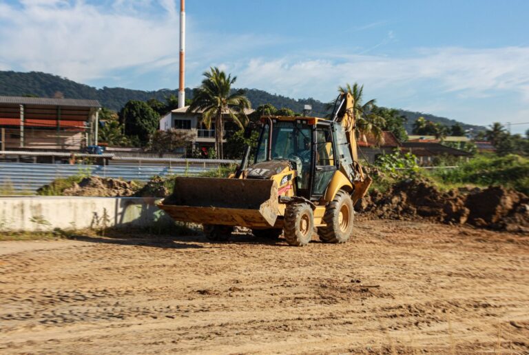 Obras do novo Campus de Educação Pública Transformadora (CEPT) Eduardo Galeano em Inoã, Maricá, com maquinário e trabalhadores.