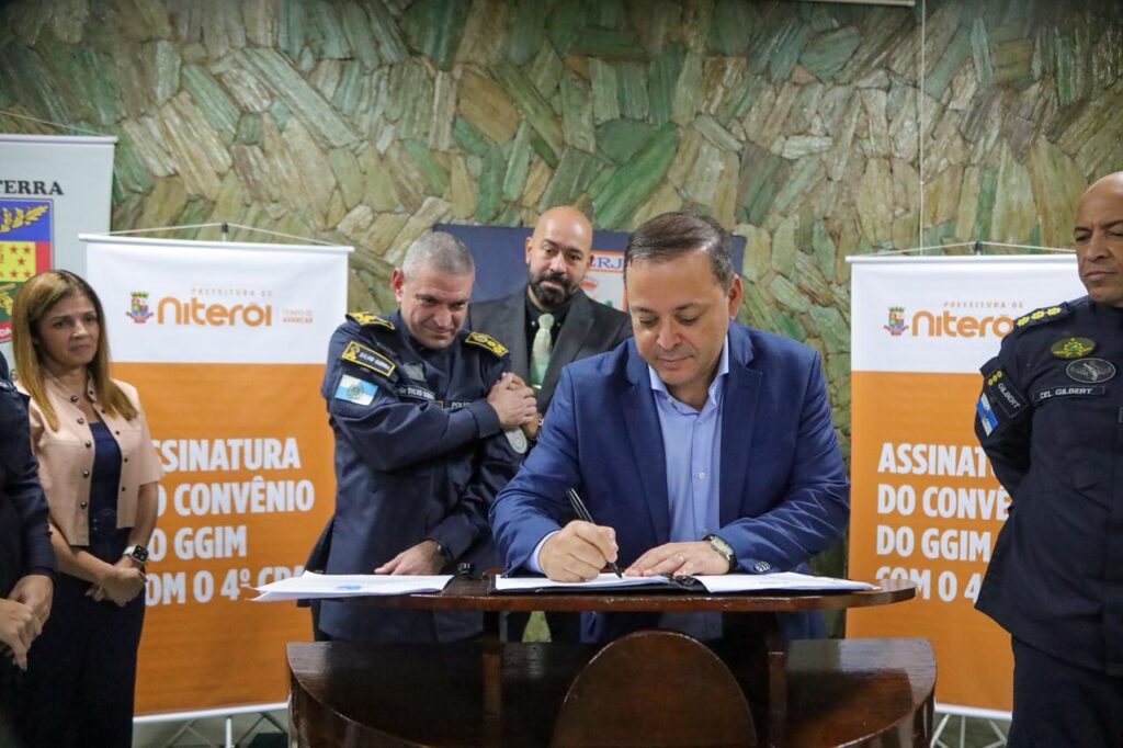 Prefeito Rodrigo Neves e autoridades assinam acordo para reforma do 4º CPA da PM em Niterói.