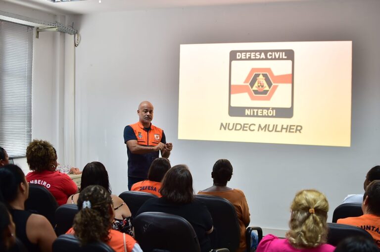 Mulheres de Niterói recebem treinamento prático de primeiros socorros e ações em acidentes domésticos.