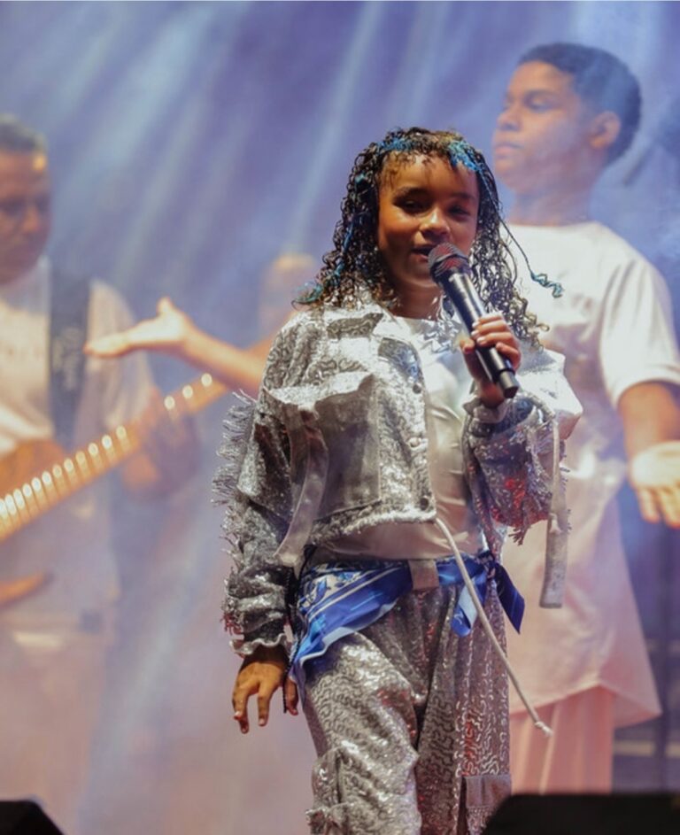 Multidão de fiéis em caminhada na Marcha para Jesus em Niterói, com palco e artistas gospel