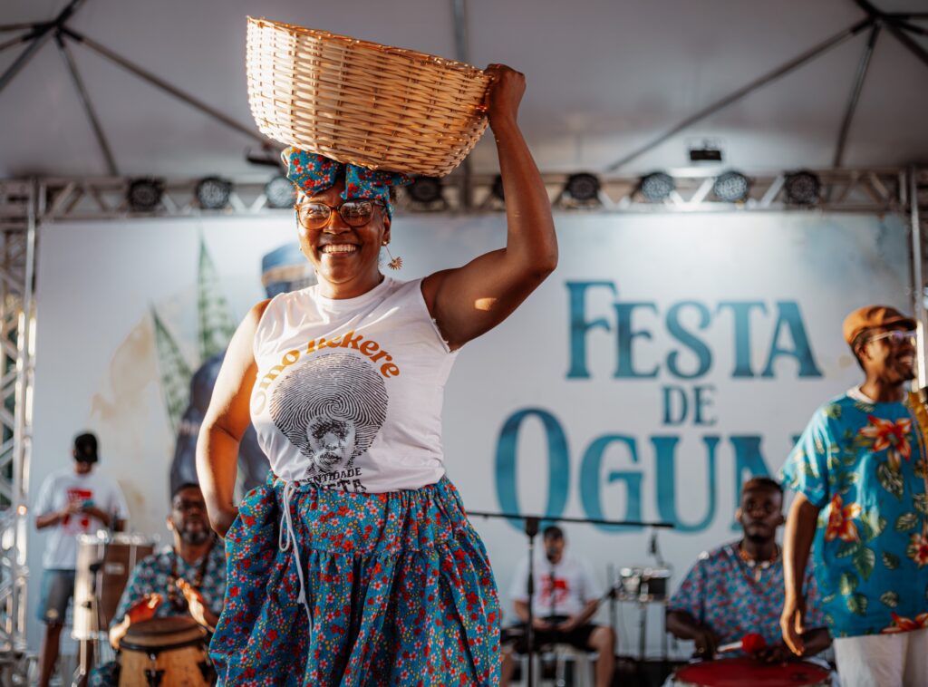 Fiéis e público celebram a Festa de Ogum na Praça de Bambuí, em Maricá, valorizando a cultura africana.