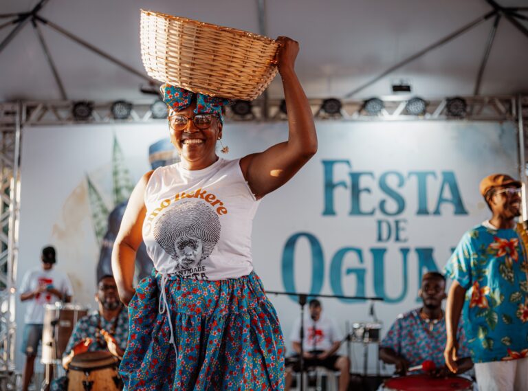 Fiéis e público celebram a Festa de Ogum na Praça de Bambuí, em Maricá, valorizando a cultura africana.