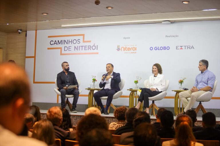 Prefeito Rodrigo Neves em evento no Rio, falando sobre a revitalização do Centro de Niterói e crescimento populacional.