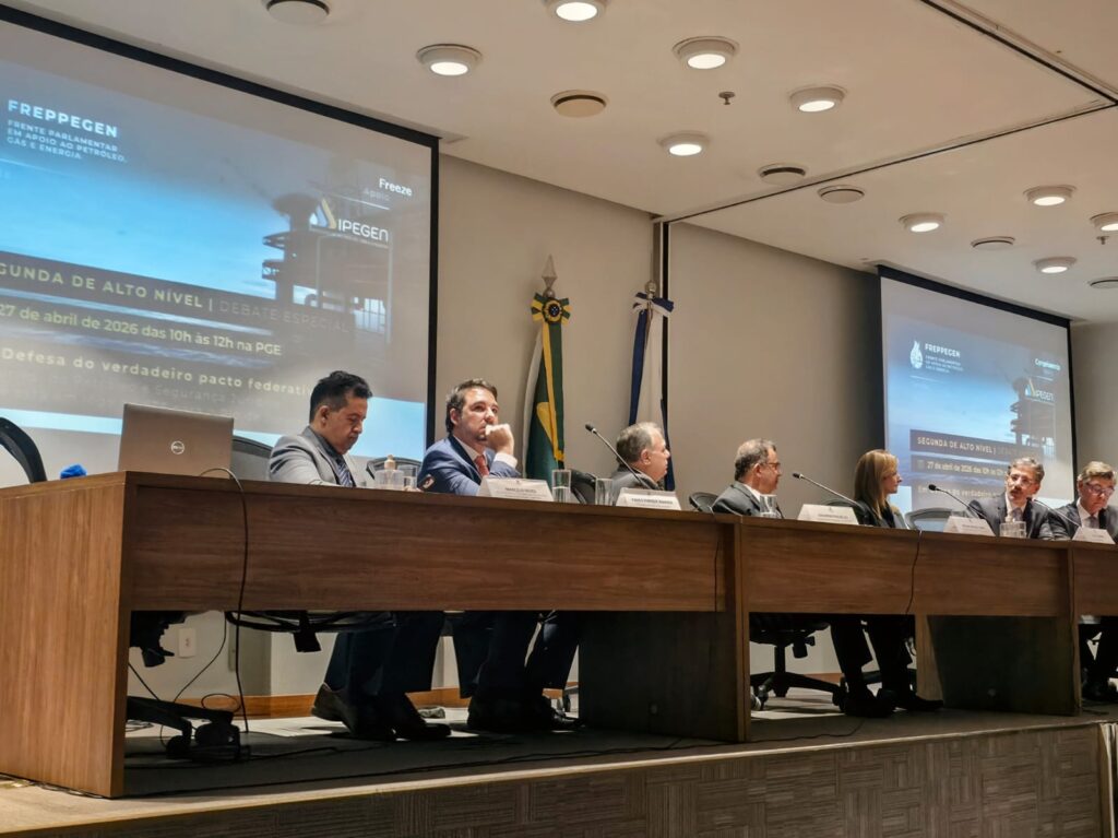 Representantes da Prefeitura de Maricá em mesa de debate sobre royalties do petróleo e pacto federativo.