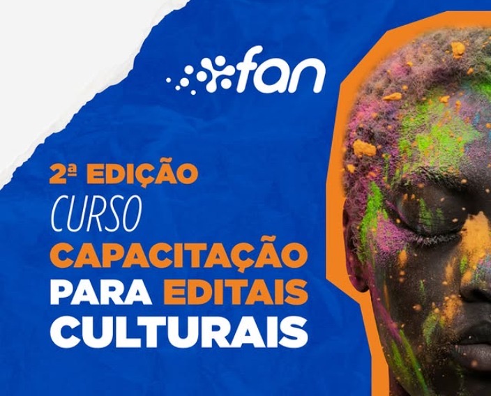 Pessoas assistem a uma palestra em um auditório, focada em formação cultural e acesso a editais.