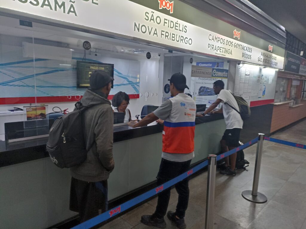Equipe de assistência social em Niterói conversando com pessoa em situação de rua, oferecendo apoio e orientação.