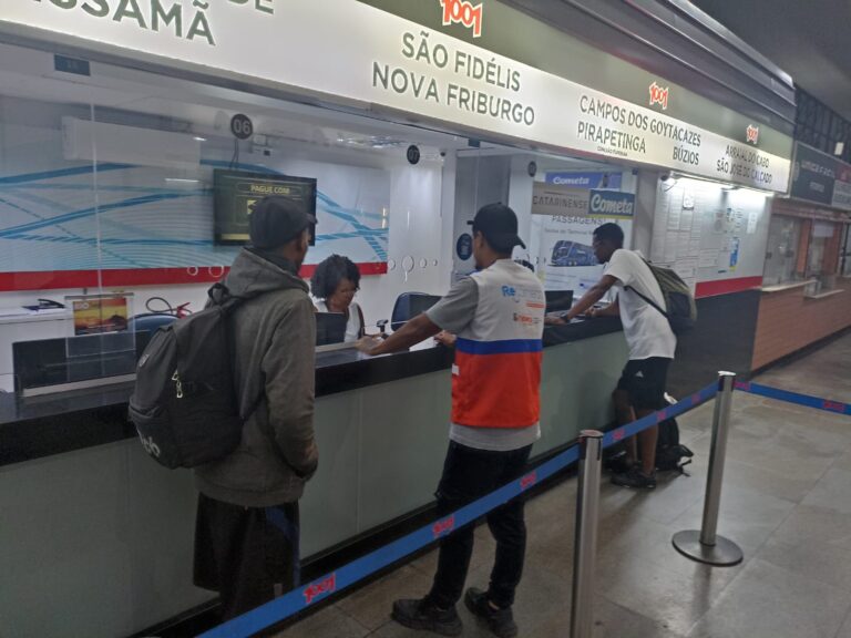 Equipe de assistência social em Niterói conversando com pessoa em situação de rua, oferecendo apoio e orientação.