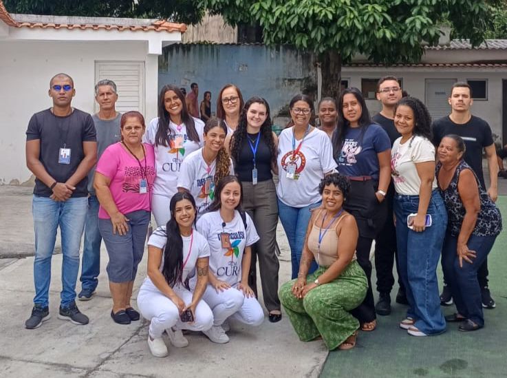 Pessoas em roda recebem orientação sobre tuberculose no Centro Pop de São Gonçalo, com profissionais de saúde.