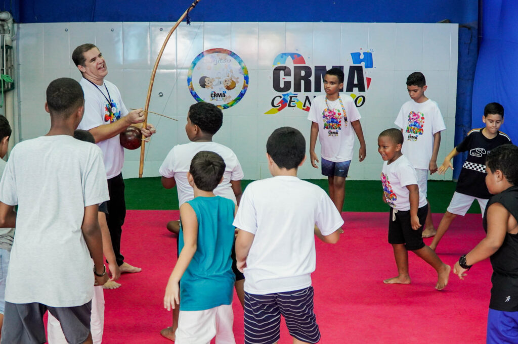 Crianças participam de atividade de jiu-jítsu em evento no Centro de Referência do Autismo em São Gonçalo, celebrando 4 anos da unidade.