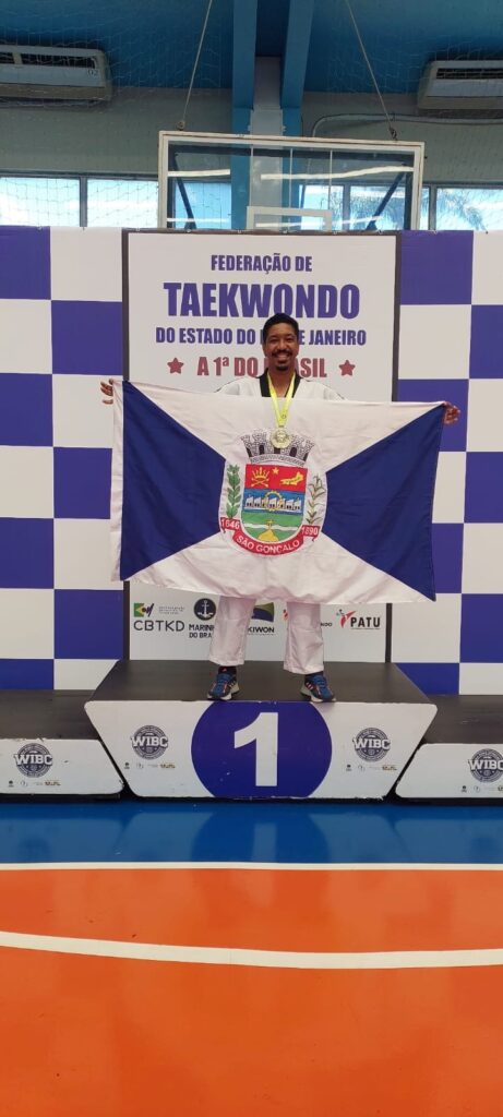 Sherman Sant'Ana, atleta de taekwondo de São Gonçalo, posa com sua medalha de ouro.