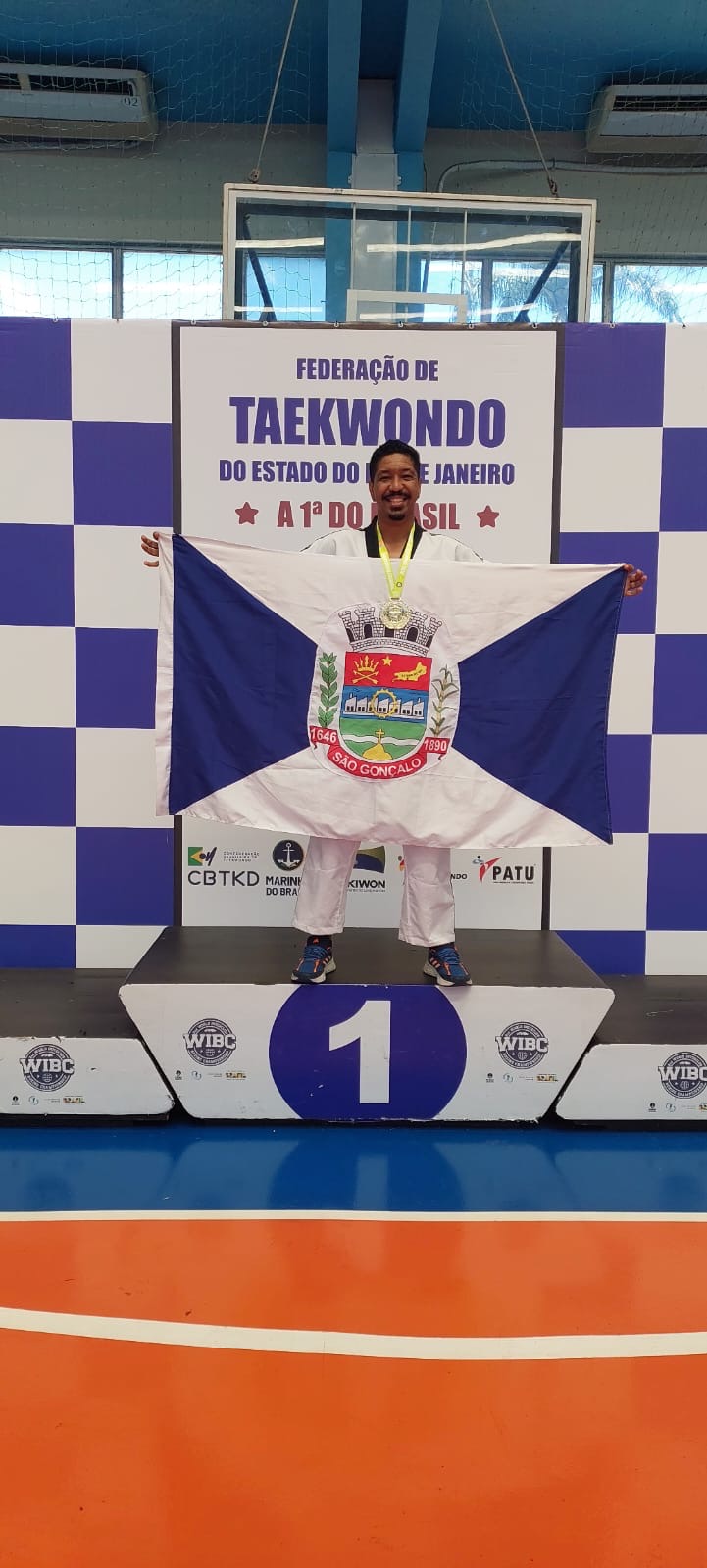 Sherman Sant'Ana, atleta de taekwondo de São Gonçalo, posa com sua medalha de ouro.