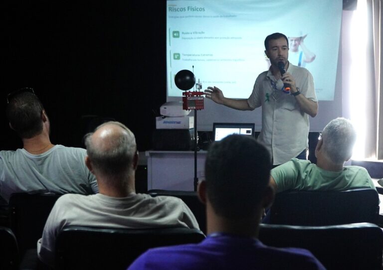 Servidores de São Gonçalo assistem a palestra sobre saúde e segurança no trabalho durante o Abril Verde.