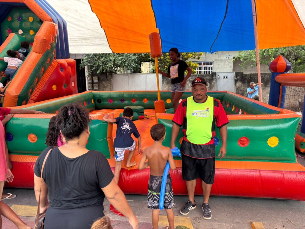 Crianças brincam em brinquedos infláveis durante evento da Caravana de Arte e Lazer em São Gonçalo.