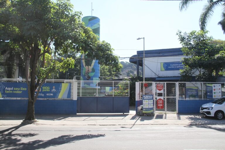 Ecoponto em São Gonçalo com materiais recicláveis sendo depositados. Ação de sustentabilidade na cidade.