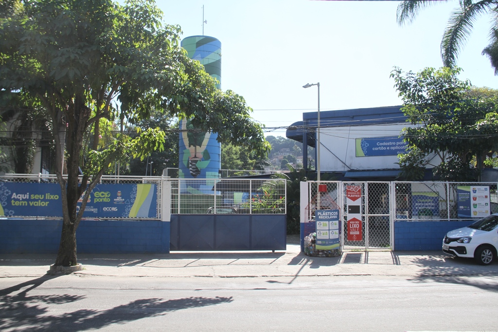 Ecoponto em São Gonçalo com materiais recicláveis sendo depositados. Ação de sustentabilidade na cidade.