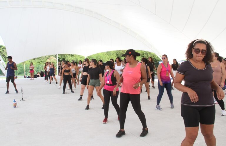 Pessoas dançam Charme em aula ao ar livre no Parque RJ Nosso Sonho, em São Gonçalo, promovida pela Prefeitura.