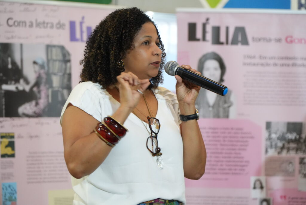 Exposição Lélia Gonzalez em São Gonçalo, com painéis educativos sobre a vida e legado da professora antirracista.