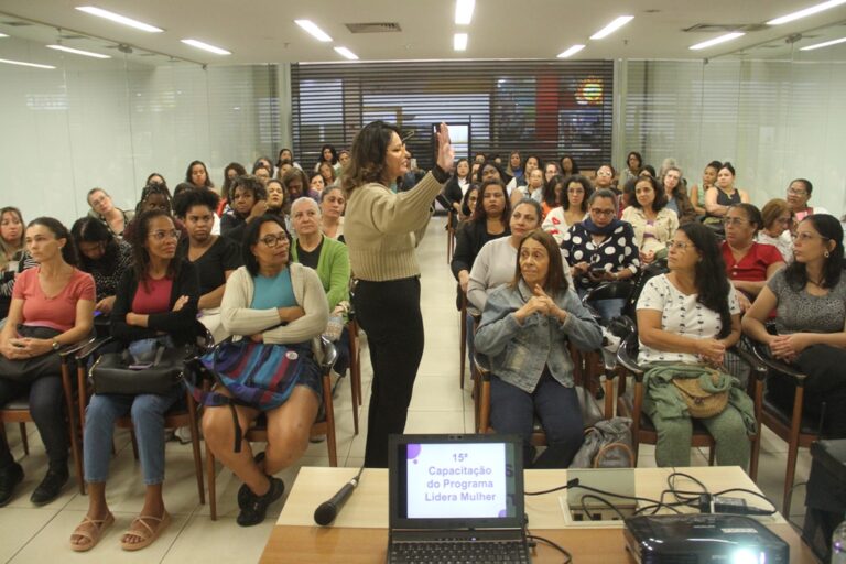 Pessoas em curso profissionalizante de panificação e confeitaria, em São Gonçalo, promovido pela Prefeitura.