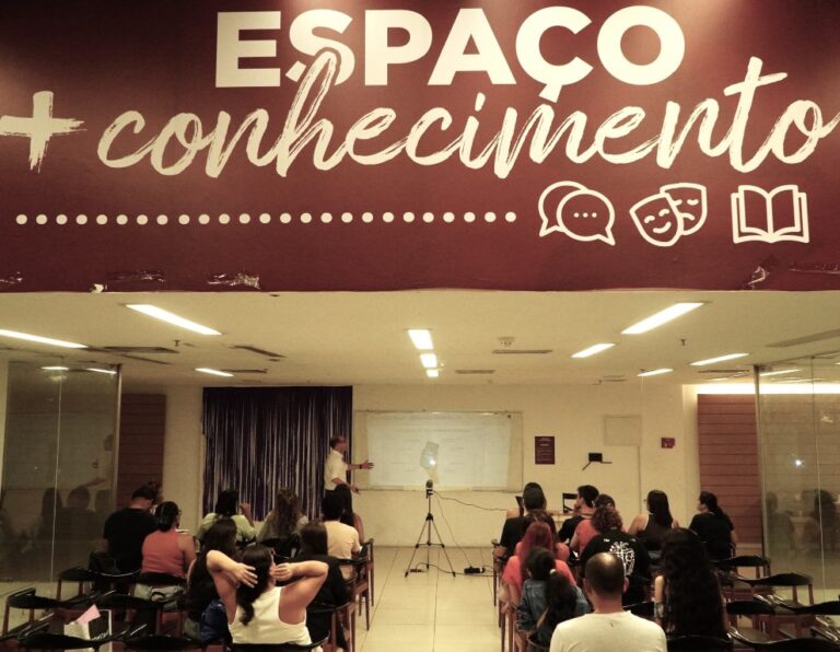 Pessoas assistem a uma palestra sobre negócios digitais em São Gonçalo, com foco em vendas no Mercado Livre.
