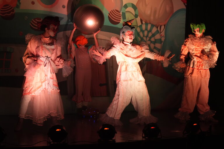 Alunos de São Gonçalo assistem a peça teatral em Tribobó, parte do programa Ciclos Culturais do Sest Senat.
