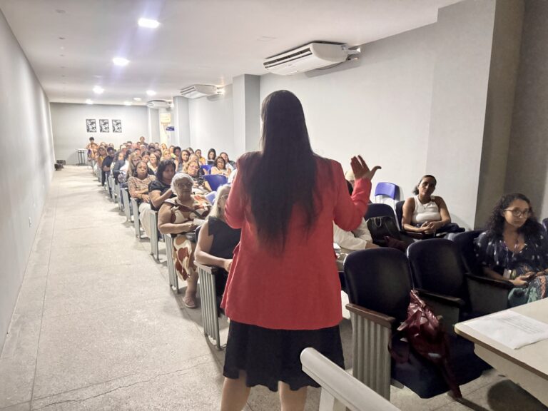 Nutricionistas e profissionais da educação em São Gonçalo participam de palestra sobre alimentação para alunos autistas.