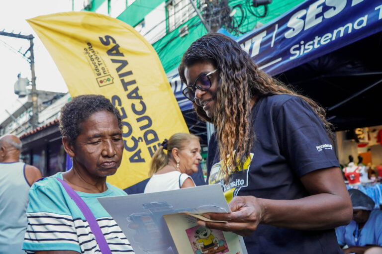 População recebe orientações e vacinação em ação de saúde e trânsito no Alcântara, São Gonçalo.
