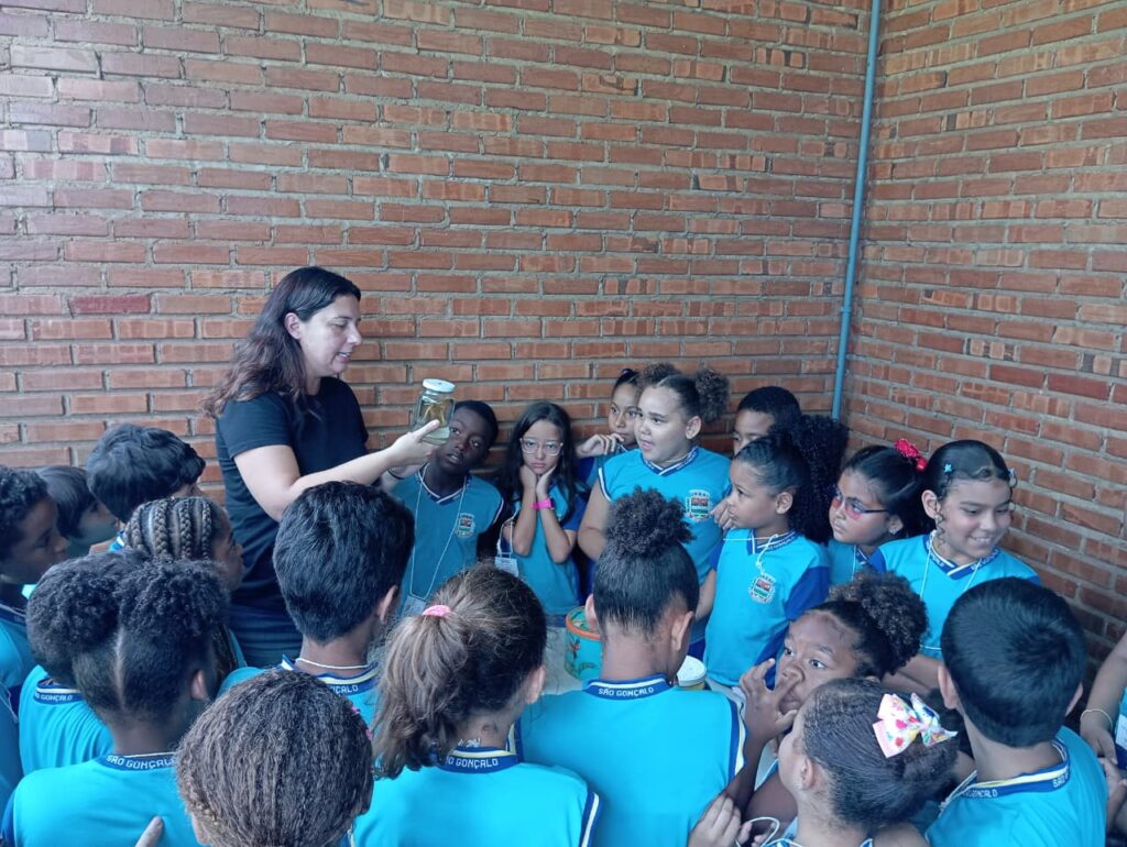Alunos e agentes ambientais em atividade de educação ambiental na APA Estâncias de Pendotiba, em São Gonçalo.