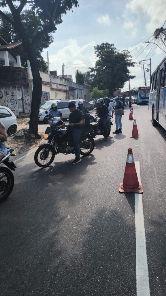 Agentes da Prefeitura de São Gonçalo fiscalizam moto com decibelímetro durante Operação Tolerância Zero.