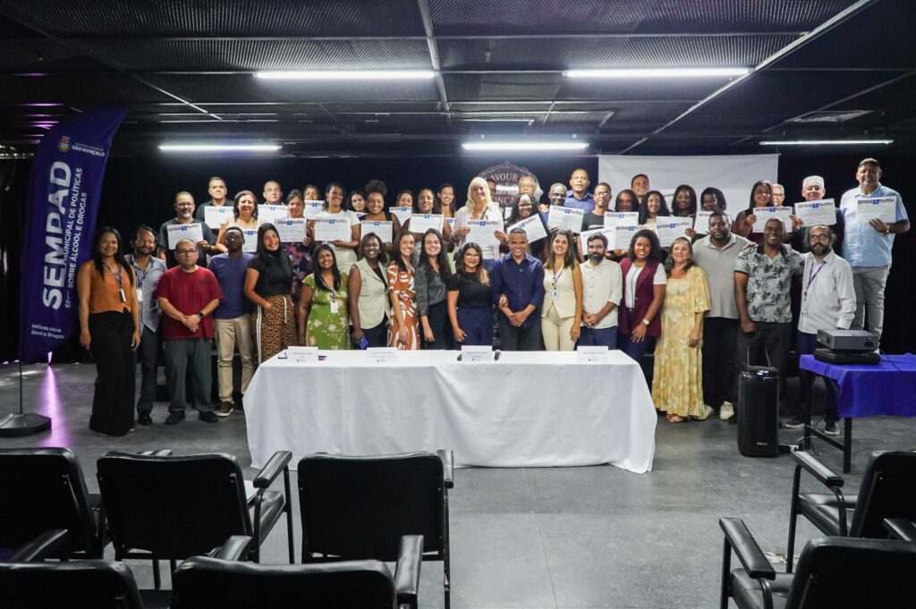 Agentes recebem certificados de curso de capacitação em São Gonçalo para combate ao álcool e drogas.