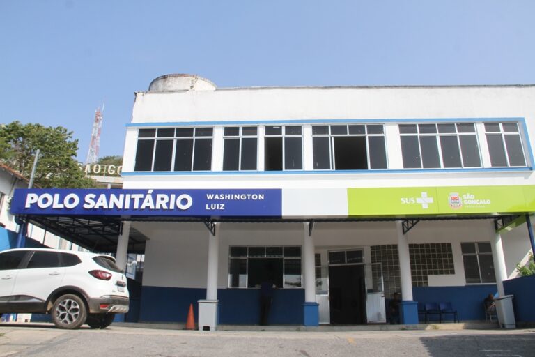 Fachada de uma unidade de saúde em São Gonçalo, representando o atendimento médico ampliado para a população.
