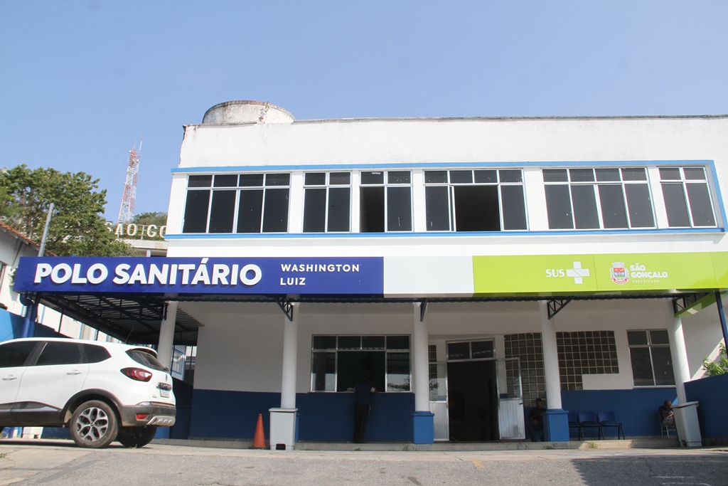 Fachada de uma unidade de saúde em São Gonçalo, representando o atendimento médico ampliado para a população.