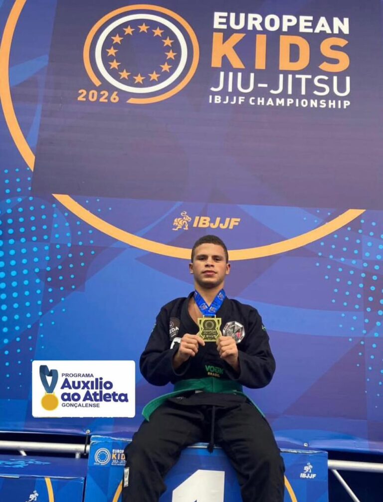 Jovens atletas de São Gonçalo, Ravi Belo, Jasmim Alves e Arthur Gabriel, exibem medalhas de Jiu-Jítsu na Europa.