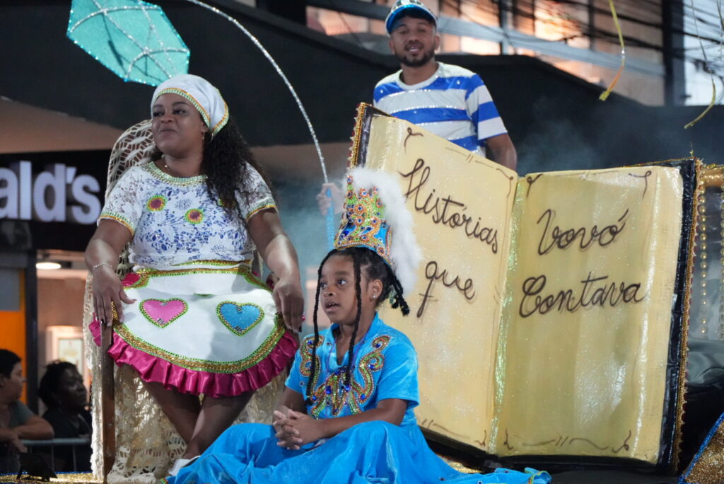 Milhares de pessoas assistem ao desfile de escola de samba no Carnaval da Retomada 2026 em São Gonçalo.