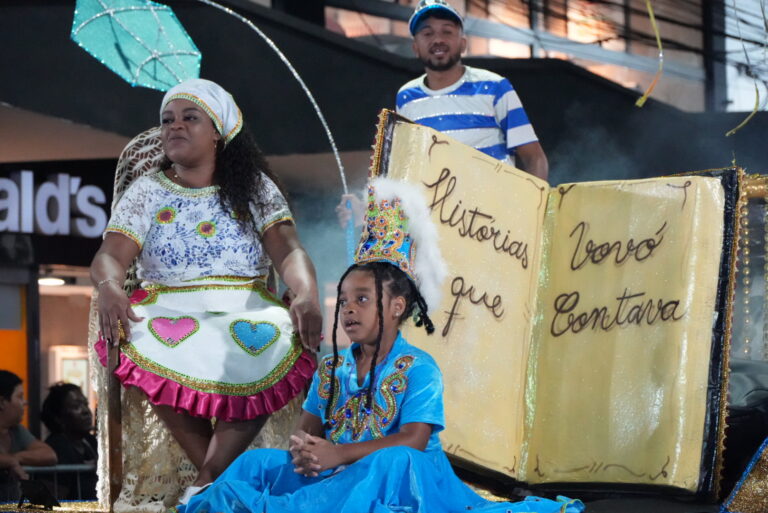 Milhares de pessoas assistem ao desfile de escola de samba no Carnaval da Retomada 2026 em São Gonçalo.
