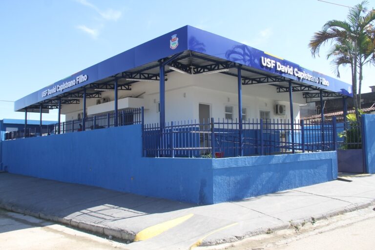 Profissional de saúde aferindo pressão arterial de paciente em unidade de São Gonçalo, durante campanha de prevenção.