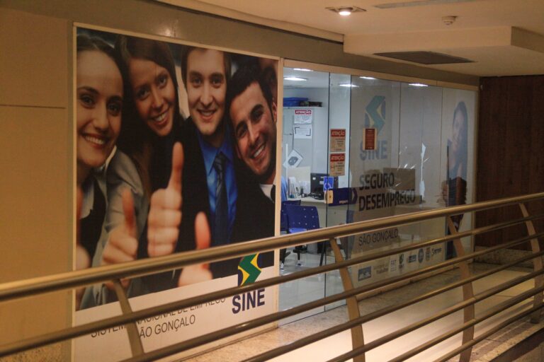 Candidatos se preparam para entrevistas de emprego em balcão do Sine, em São Gonçalo, para vagas de almoxarifado.