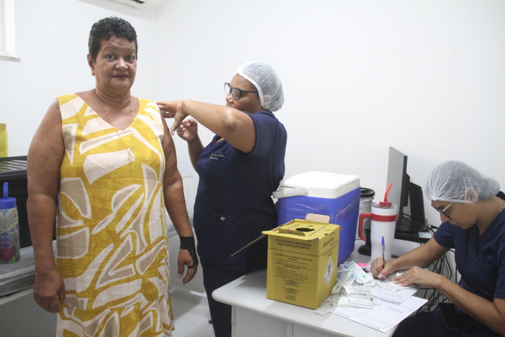 Servidora municipal de São Gonçalo sendo vacinada contra gripe e covid-19 na sede da Funasg.