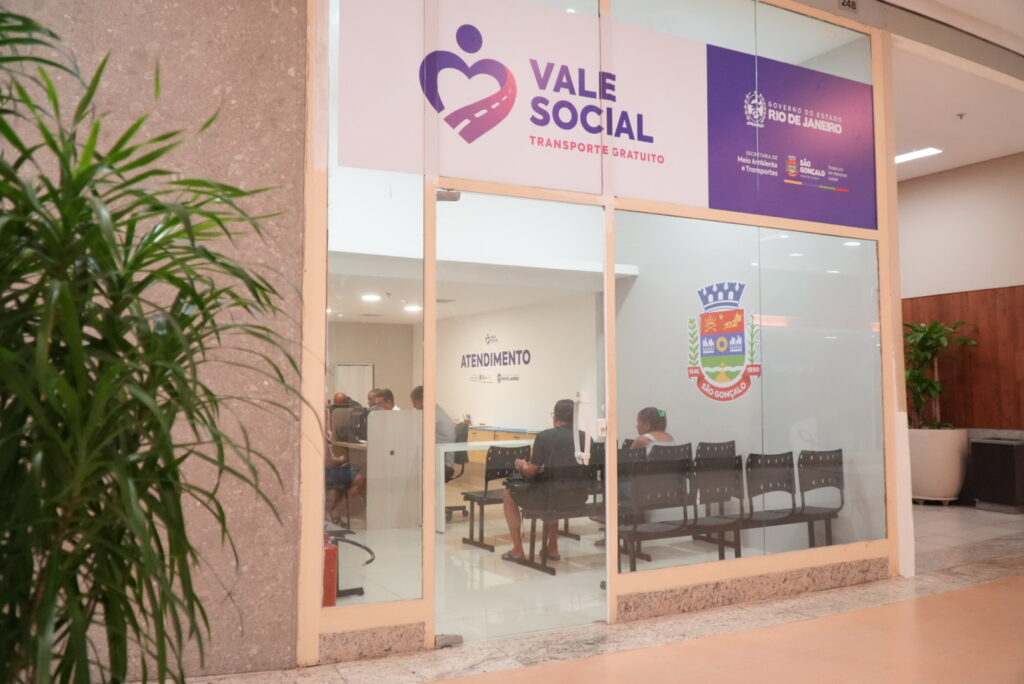 Pessoas sendo atendidas no novo departamento do Vale Social no Partage Shopping em São Gonçalo, com balcões e funcionários.