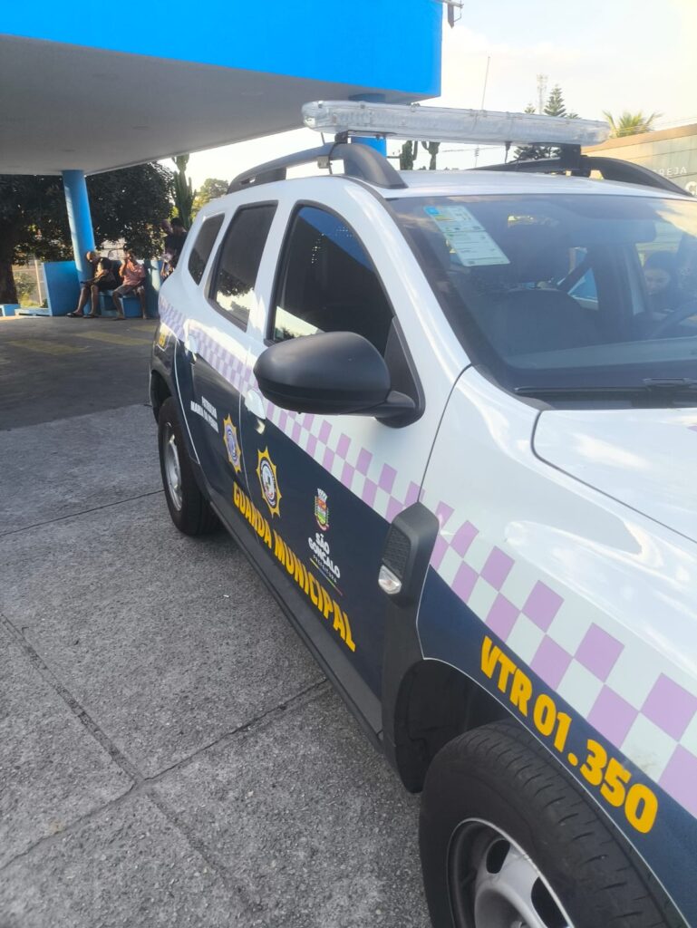 Guarda Municipal de São Gonçalo prende homem por agredir companheira. Viaturas da GM em patrulhamento na cidade.