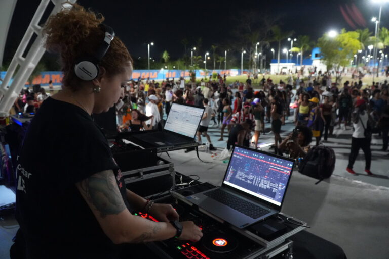 Pessoas de todas as idades dançam ao som do Baile Charme Família Black no Parque RJ Nosso Sonho em São Gonçalo.