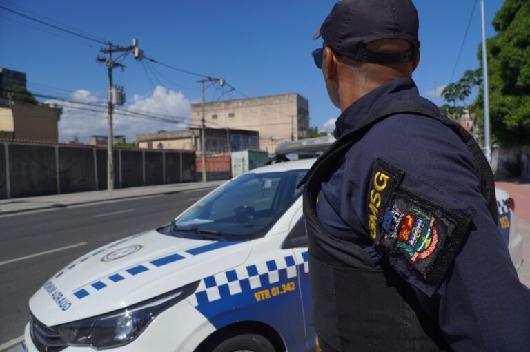 Agentes da Guarda Municipal de São Gonçalo em patrulhamento com viatura, destacando o videomonitoramento na segurança pública.