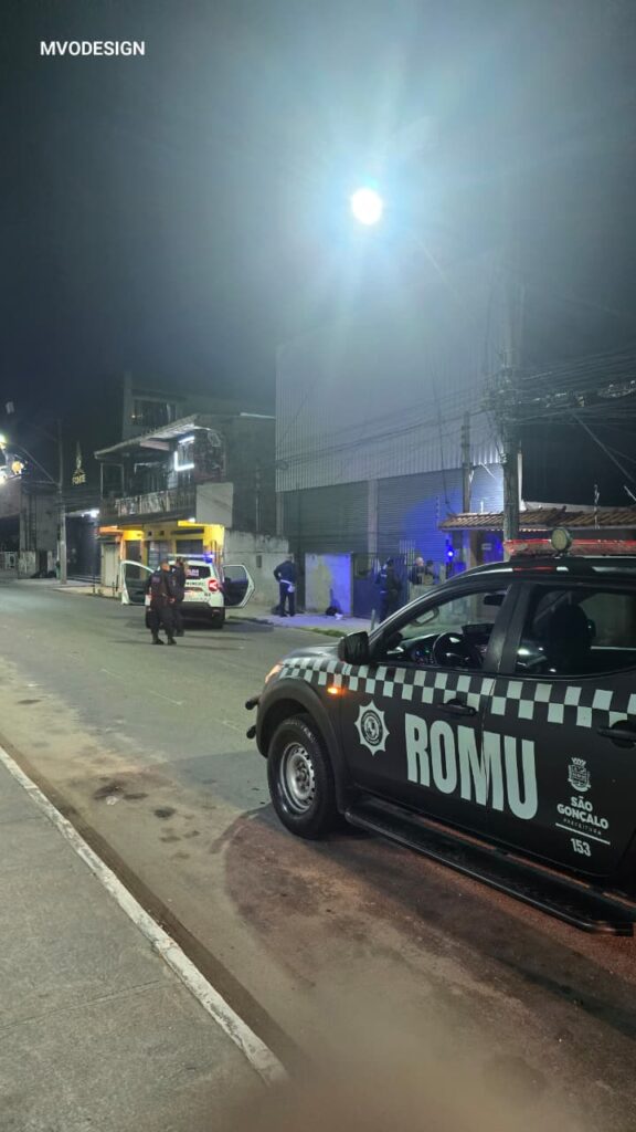 Agentes da Guarda Municipal de São Gonçalo em patrulha. Operação de segurança e combate ao crime na cidade.